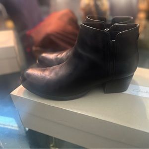 Clarks size 10 Black Leather Ankle Boots